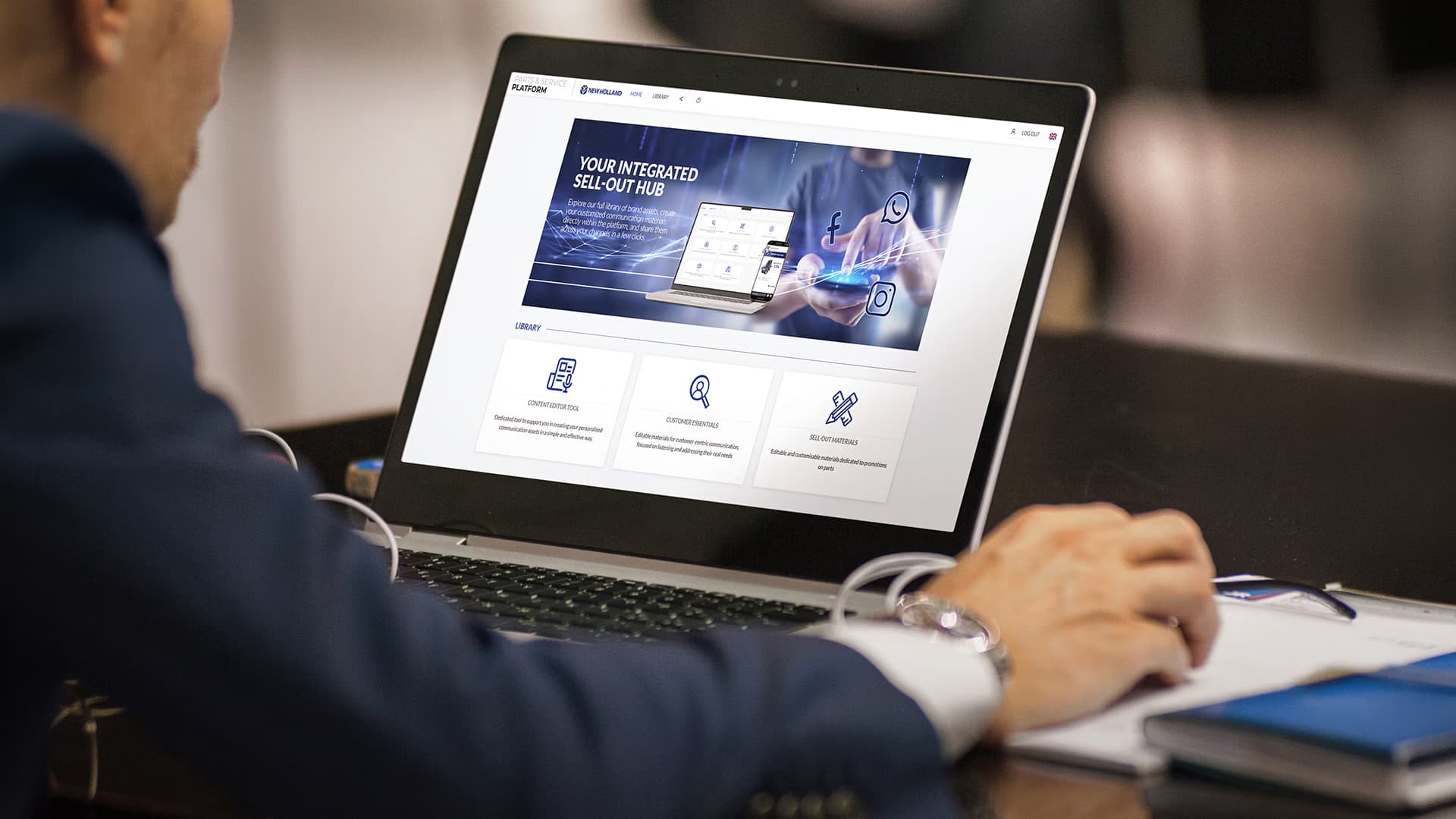 Mani su un portatile che mostra una piattaforma web, l'«integrated sell-out hub» per la gestione dei canali di vendita