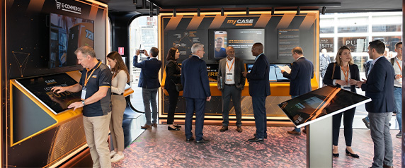 Stand fieristico BAUMA progettato da Mediacross per construction equipment e macchine industriali